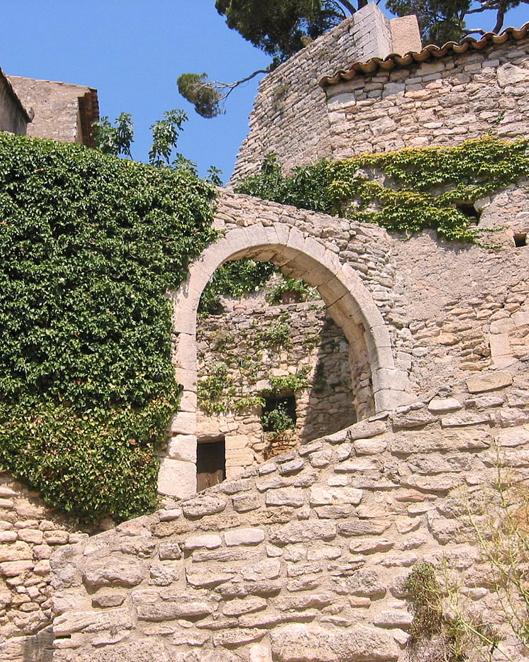 Bonnieux, village de caractère à quelques minutes du Domaine d'Égenia, au coeur du triangle d'or du Luberon, hébergement de luxe en Provence, Luberon, avec vue sur le massif du Luberon