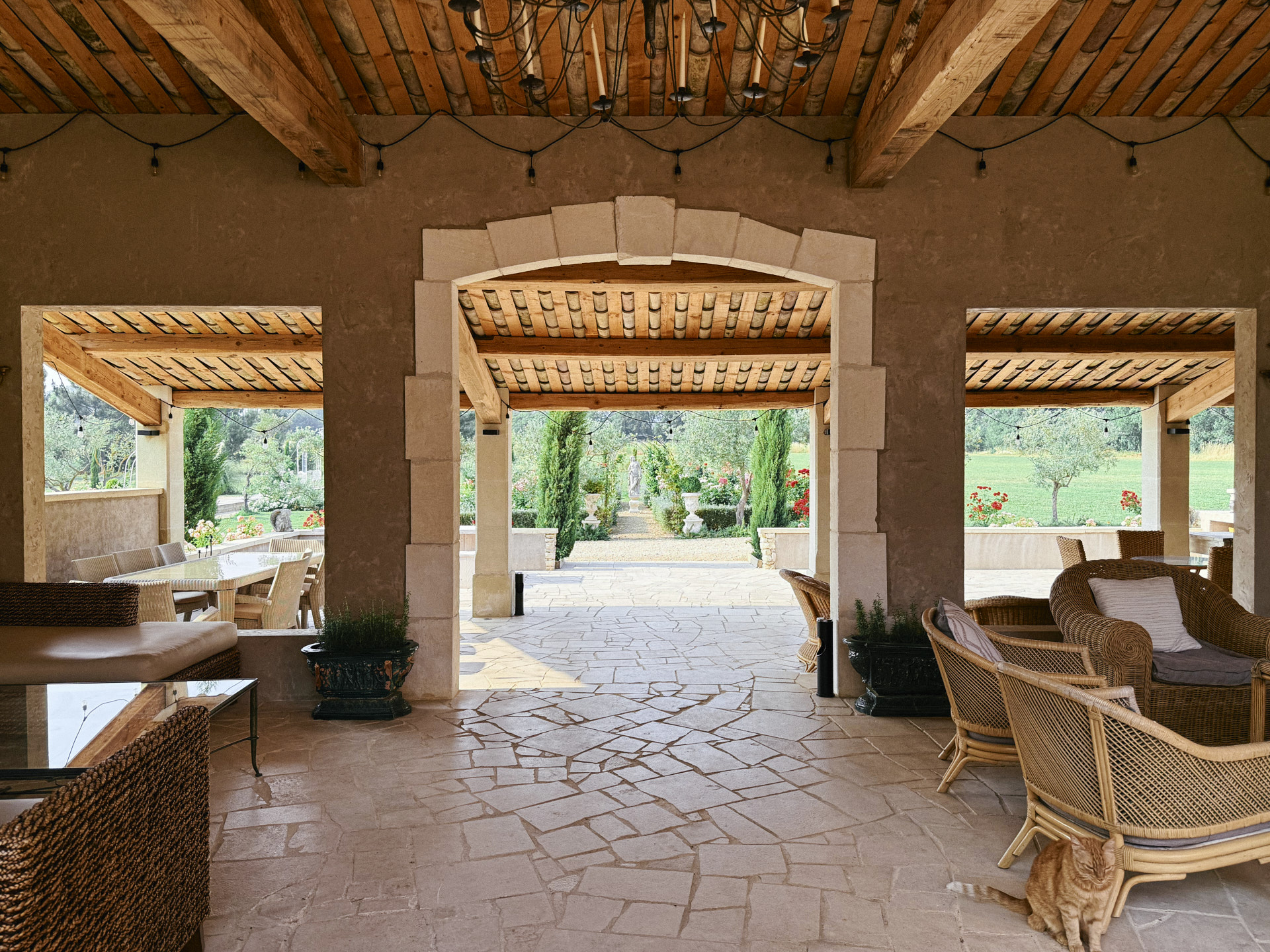 Le Grand Auvent, espace privatisation du Domaine d'Égenia, hébergement de luxe et évènements en Provence, Luberon