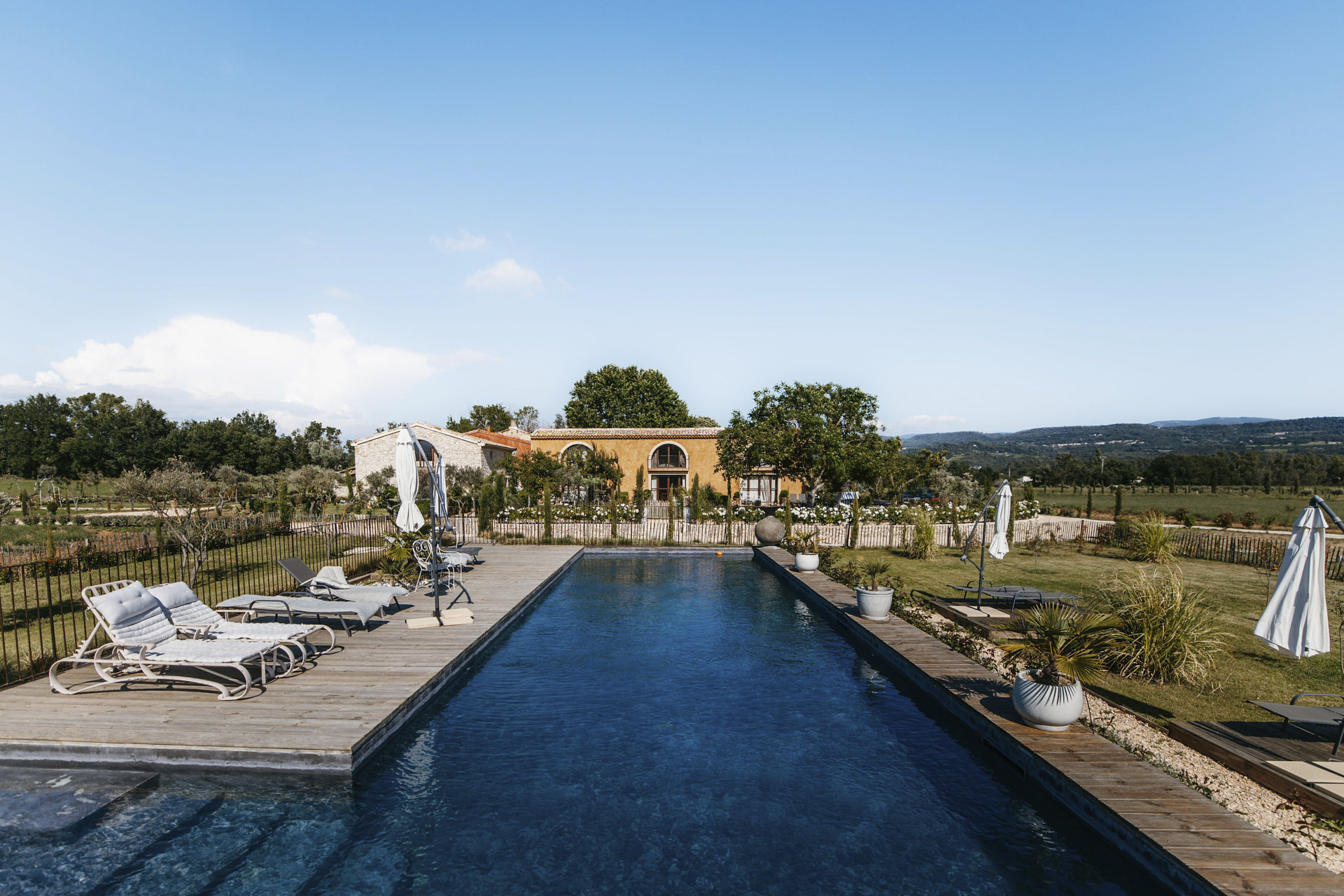 La Piscine, espace de détente du Domaine d'Égenia, hébergement de luxe et évènements en Provence, Luberon