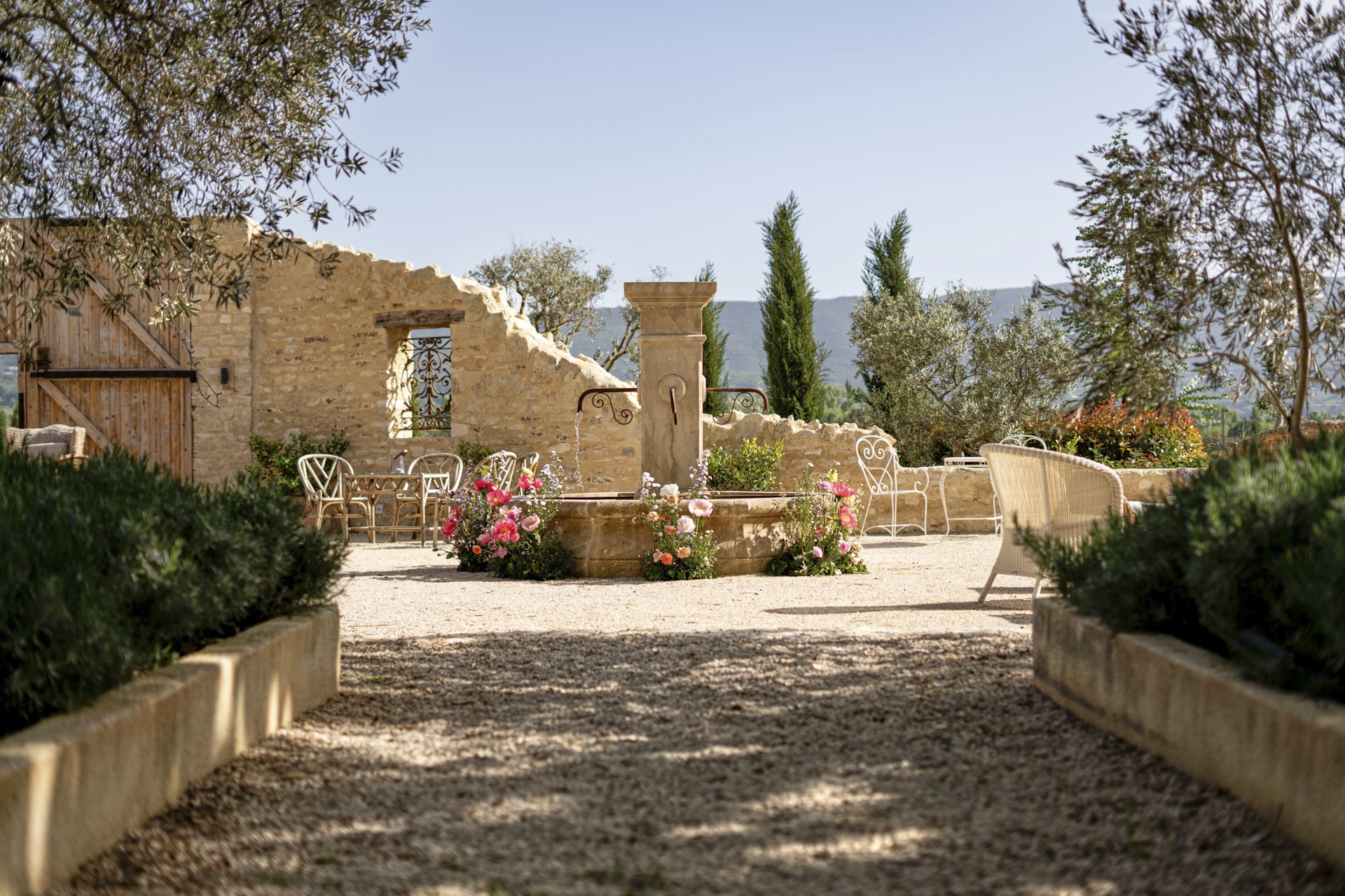La Place du Village, Espace privatisation du Domaine d'Égenia, hébergement de luxe en Provence, Luberon