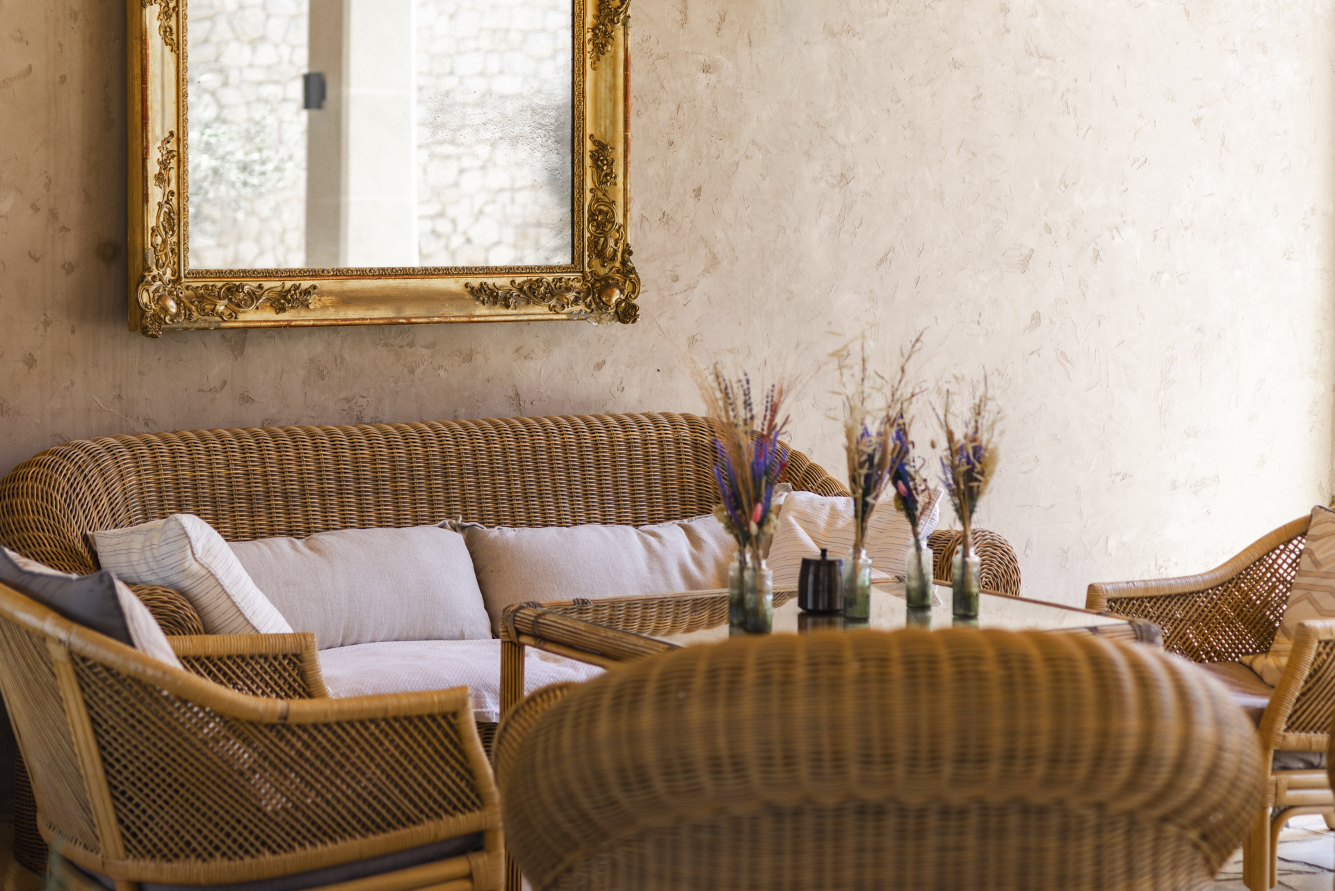 Les salons extérieurs, espaces de détente du Domaine d'Égenia, hébergement de luxe et évènements en Provence, Luberon