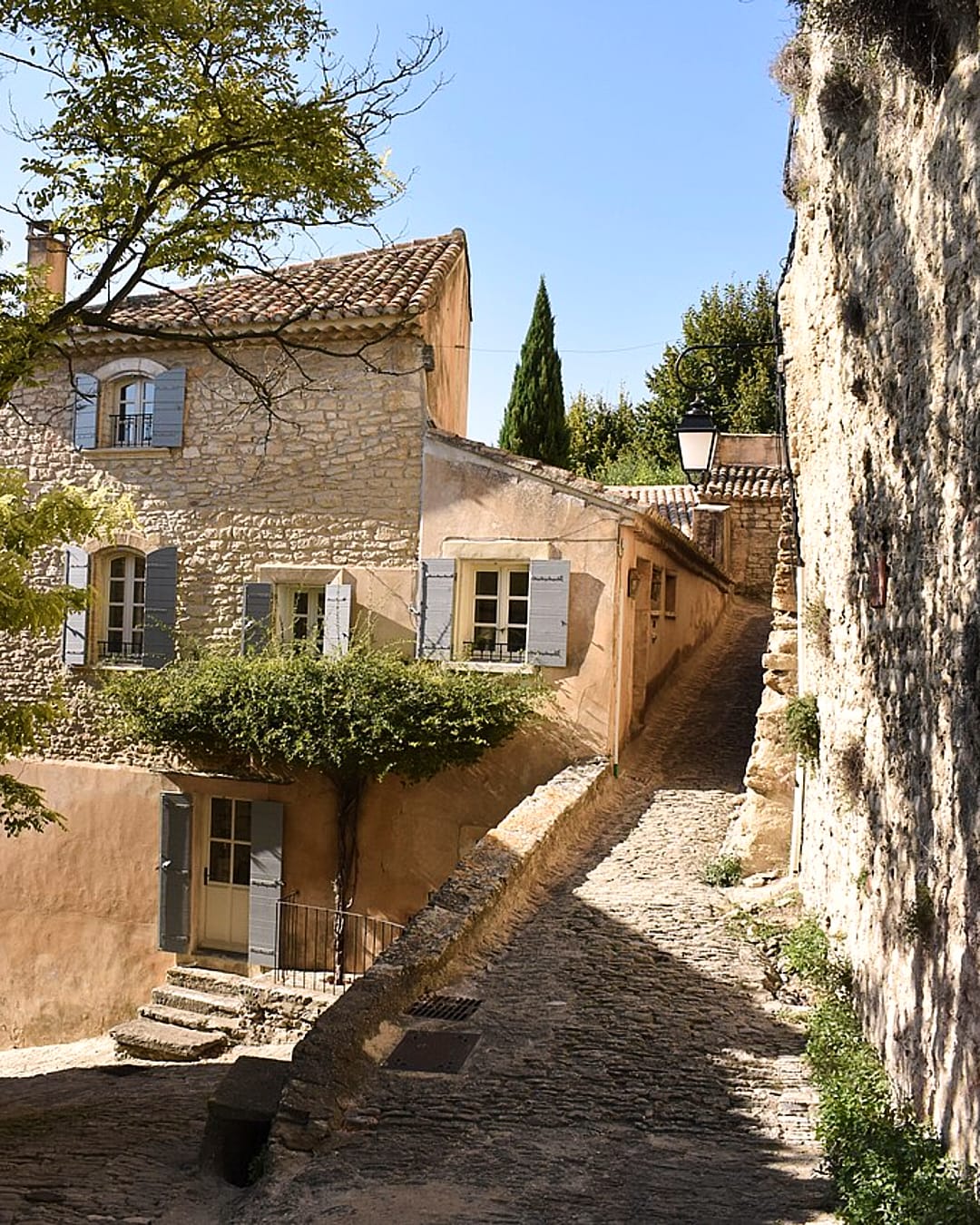 Gordes, village de caractère à quelques minutes du Domaine d'Égenia, au coeur du triangle d'or du Luberon, hébergement de luxe en Provence, Luberon, avec vue sur le massif du Luberon