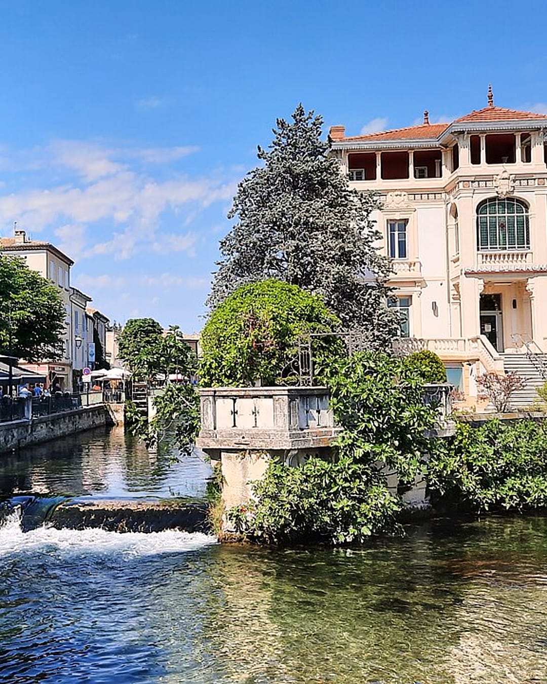 L'Isle sur la Sorgue, village de caractère à quelques minutes du Domaine d'Égenia, au coeur du triangle d'or du Luberon, hébergement de luxe en Provence, Luberon, avec vue sur le massif du Luberon