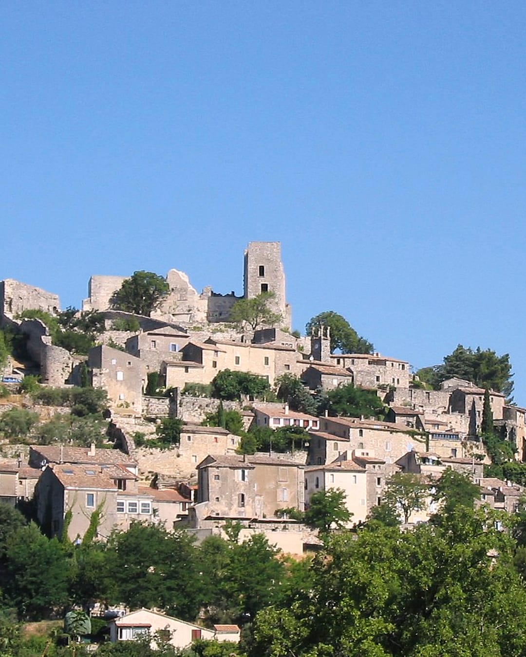 Lacoste, village de caractère à quelques minutes du Domaine d'Égenia, au coeur du triangle d'or du Luberon, hébergement de luxe en Provence, Luberon, avec vue sur le massif du Luberon