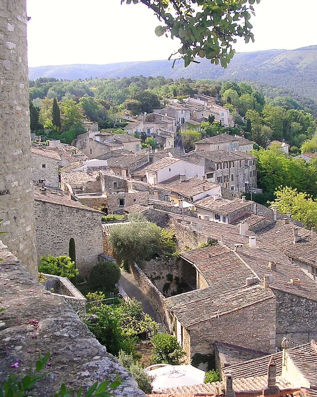 Menerbes, village de caractère à quelques minutes du Domaine d'Égenia, au coeur du triangle d'or du Luberon, hébergement de luxe en Provence, Luberon, avec vue sur le massif du Luberon