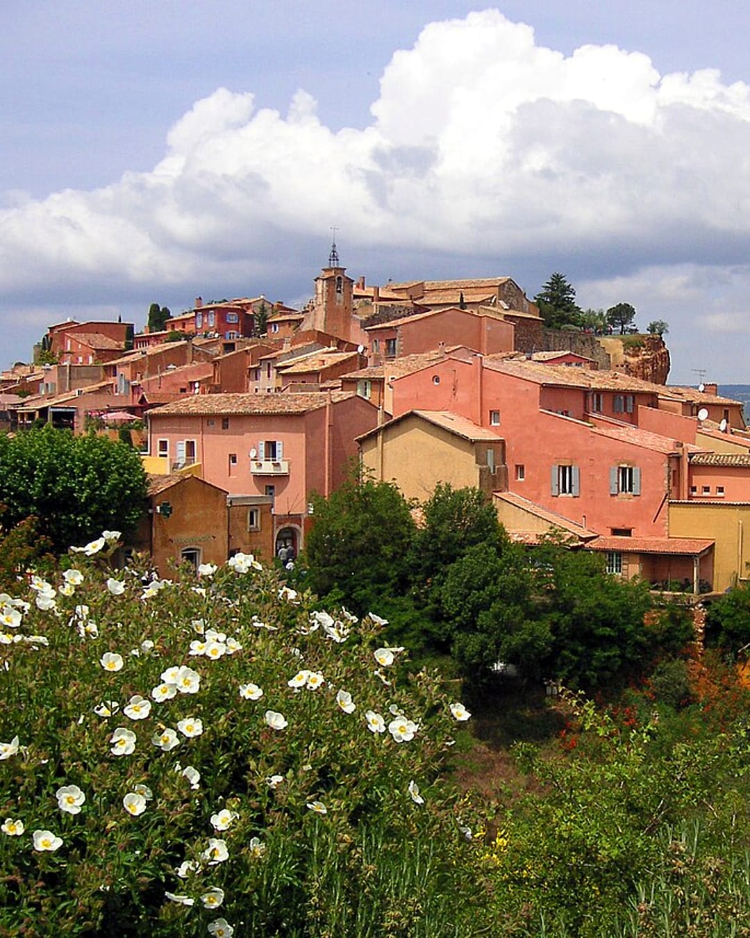 Roussillon, village de caractère à quelques minutes du Domaine d'Égenia, au coeur du triangle d'or du Luberon, hébergement de luxe en Provence, Luberon, avec vue sur le massif du Luberon